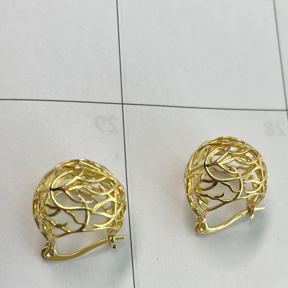 18 karat gold plated basket weave round earrings .8“ x .7“. Classic style. NIP - Picture 3 of 6